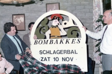 1984-Bombakkes-Onthulling-reclamebord