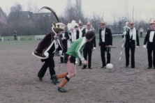 1984-Prins-Karel-Aftrap-voetbalwedstrijd-Vitesse-04