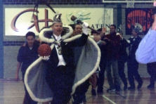 2003-Prins-Hans-dn-Vierde-1e-opslag-Basketbalwedstrijd-01