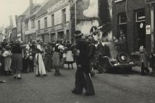 1950er-jaren-Bombakkes-Carnavalsoptocht-Zandstraat-05