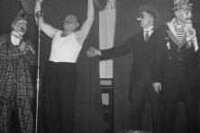 1950er-jaren-Bombakkes-Raadleden-bij-Toneel