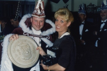 1997-Bombakkeskrantuitreiking-07
