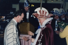 1997-Bombakkeskrantuitreiking-10