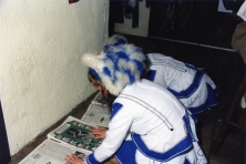 1999-Bombakkeskrantuitreiking-15