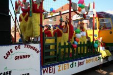 2006-Bombakkes-Carnavalsoptocht-in-de-Steendalerstraat-073