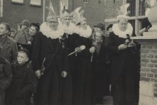 1957-Bombakkes-Prinsenproclamatie-Stadhuis-04
