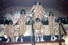 1974-Bombakkes-Raadsleden-bij-Maskotters-Ottersum-Bolswojskie-Theater-