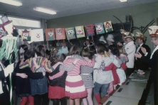 1984-Bombakkes-Scholenbezoek-14