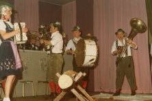 1981-Bombakkes-Zitting-05c-Holzhacker