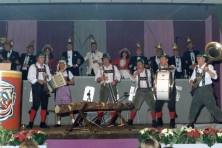1981-Bombakkes-Zitting-Holzhacker-01