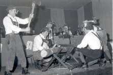 1981-Bombakkes-Zitting-Holzhacker-04